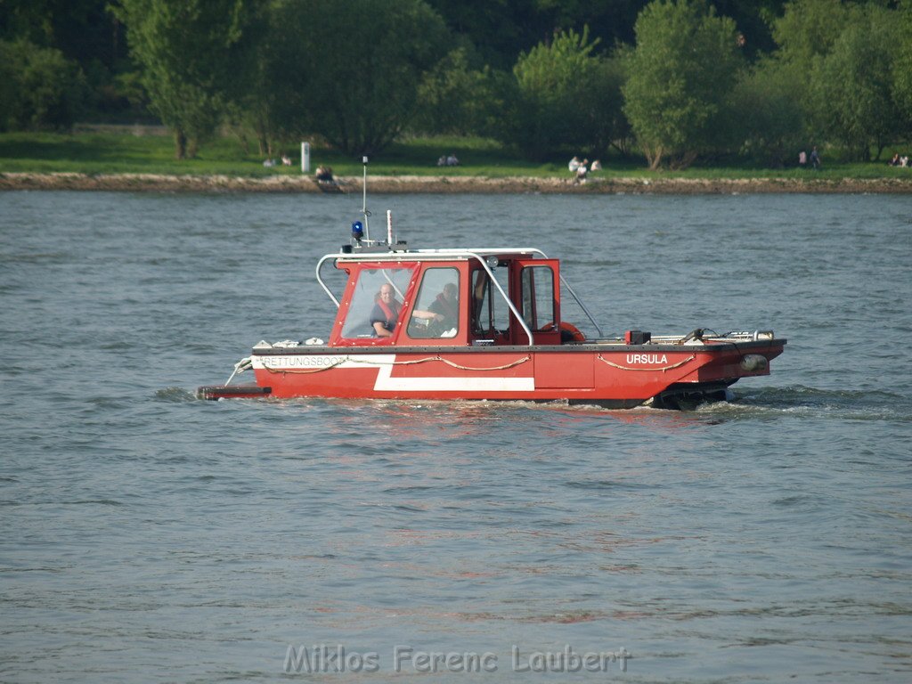 Kleine Yacht abgebrannt Koeln Hoehe Zoobruecke Rheinpark P042.JPG